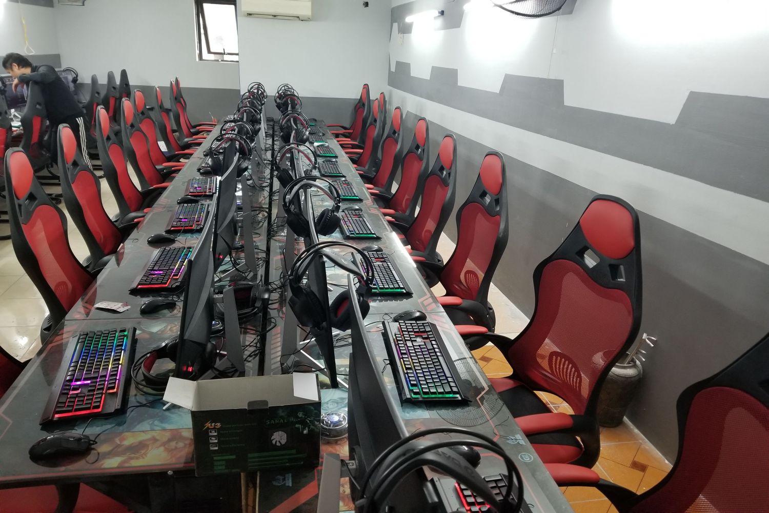 Phòng game cần lắp đặt dàn máy tốt