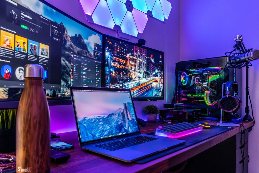 phòng stream game với tông màu tím