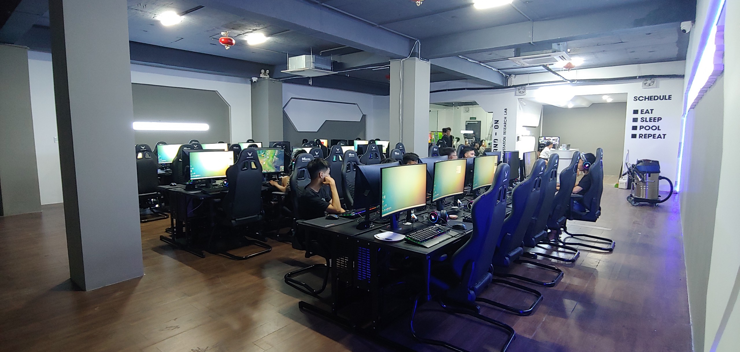 Phòng net với cấu hình máy khủng