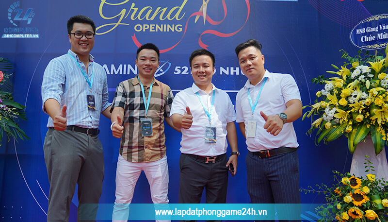 Ông Nguyễn Tuấn Ngọc - GĐ 24h Computer cùng chụp ảnh với các chủ sáng lập ra phòng net Gaming-X tại Cổ Nhuế