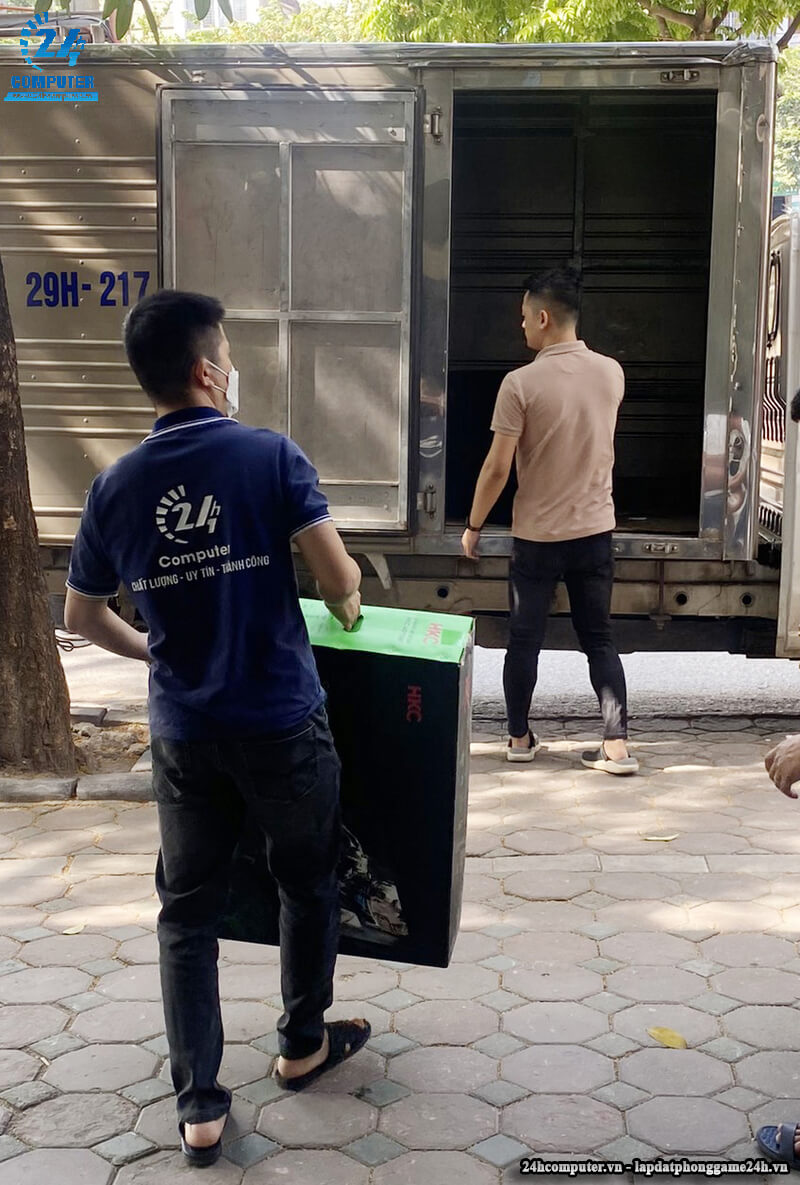 Hàng hóa được vận chuyển ra xe tải